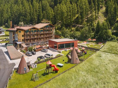 Hotel in Sölden mit 4-Sterne-Service Hotel inmitten von Wald mit Parkplatz und Kinderspielplatz im Grünen